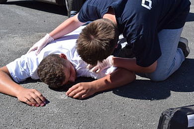 John versorgt Noel, der vom Auto angefahren wurde